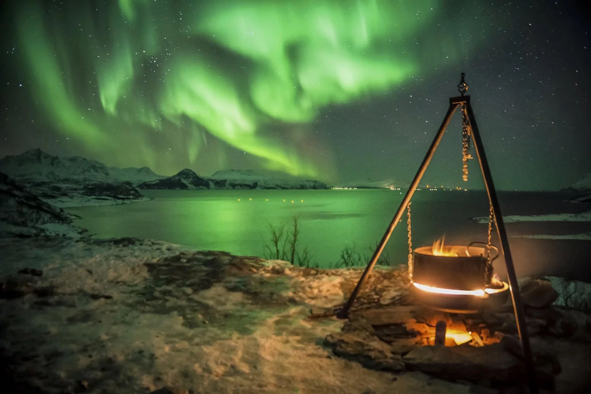 Winter: Lagerfeuer mit Nordlicht Foto Elsworth Frobisher