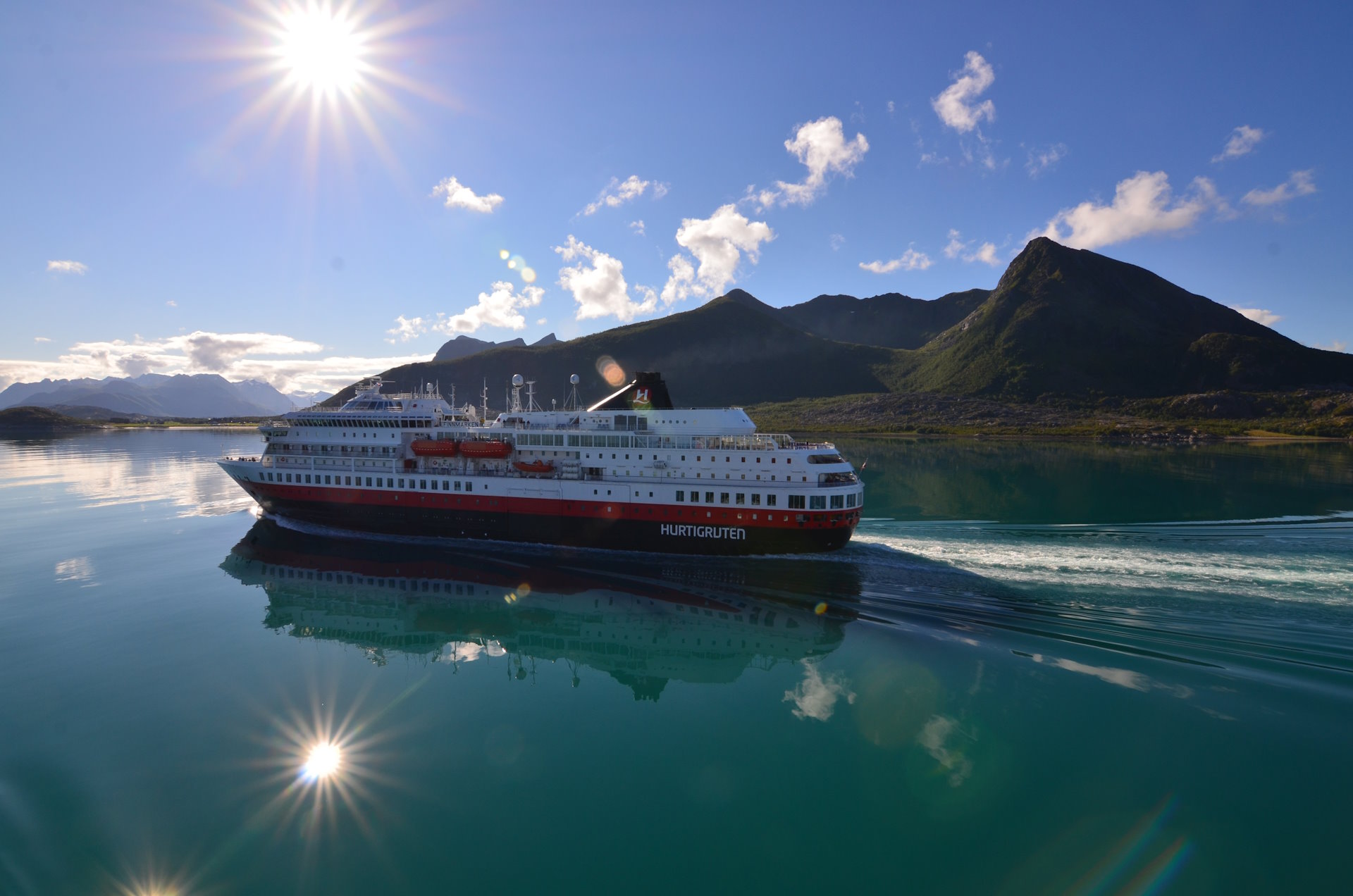 Hurtigruten: MS Trollfjord mit Sonne c hurtigruten