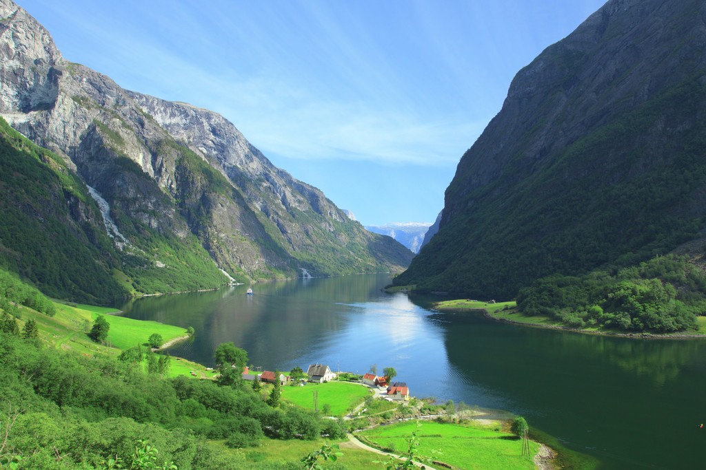 Bahn: naeroyfjord paul edmundson  pauledmundson com fjordnorway com