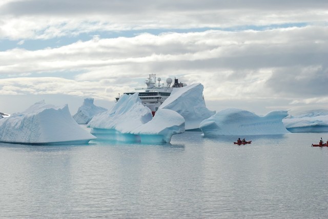 Expeditionen: eisberge thomas haltner hurtigruten
