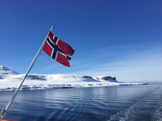 Expeditionen: flagge schnee morel antony hurtigruten