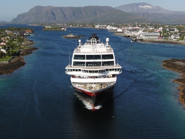 Hurtigruten: ms midnatsol lofoten norge helmut fiedler hutigruten