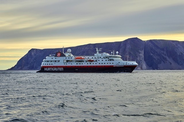 Hurtigruten: ms spitsbergen orjan bertelsen hurtigruten