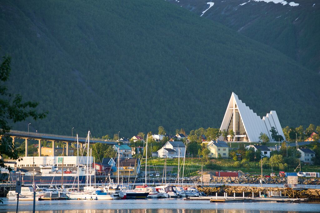 Sommer: arctic cathedral tromso ch visitnorway com