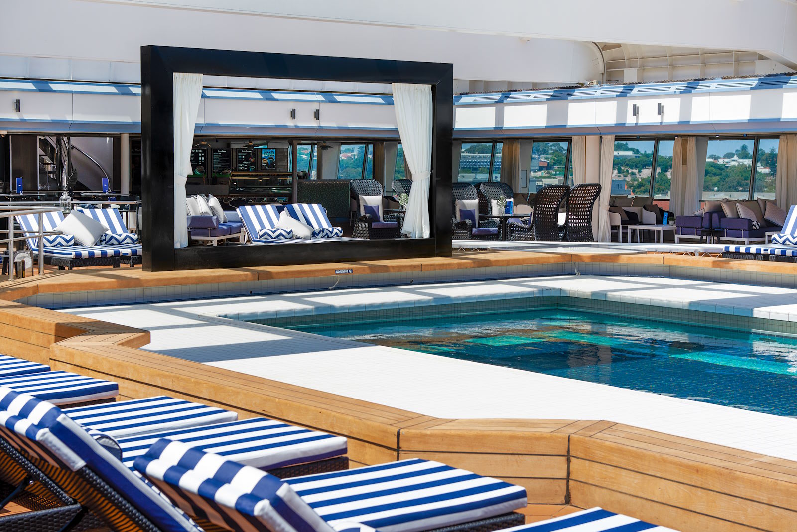 Nicko cruises: Pooldeck