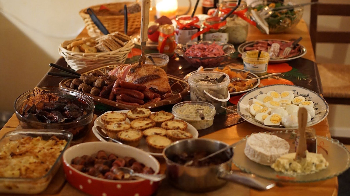 Sommer: Schweden Oerebro   Smoergasbord   Foto Visit sverige