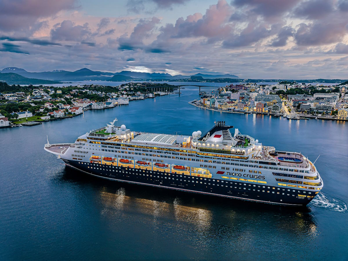 Nicko cruises: VDG skyshark    Kristiansund DJI  DNG DxO DeepPRIME    Kristiansund