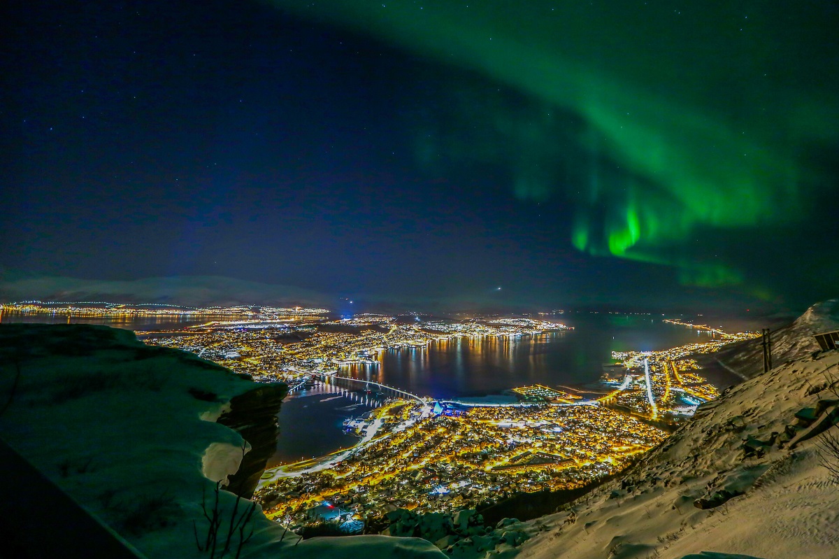 Havila: TromsCBinnorthernlightsinwinter YngveOlsen VisitNorway