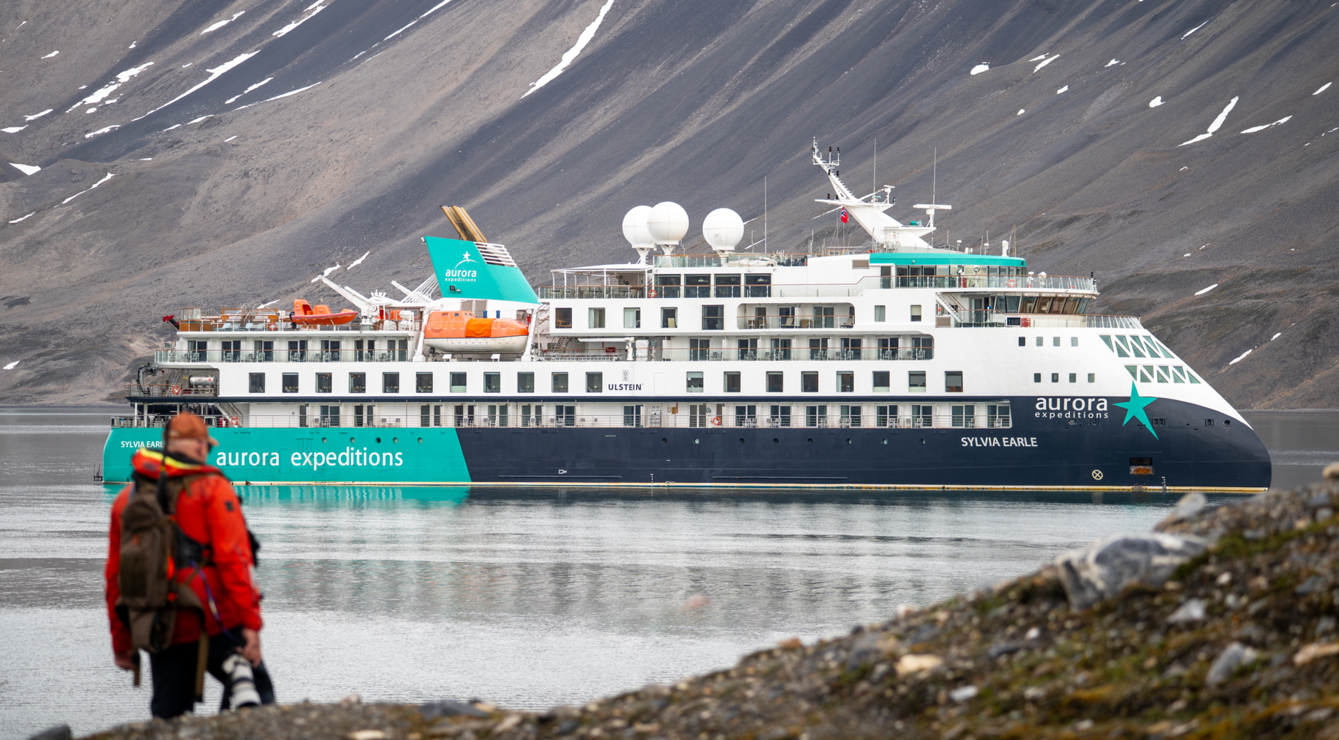 Expeditionen: Website Screen man stands in front of sylvia earle with mountains in the background alkehornet svalbard arctic justin muench justinandjess 